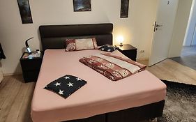 MD- City, chic, Erdgeschoss, BESTPREIS- Leistung, wir bieten 1 Dreibettzimmer, plus DZ bis 5 Personen , Küche, Bad